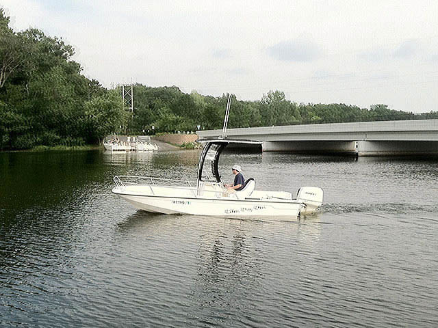 1992 Wahoo center console boat with universal ttop by Stryker T-Tops installed