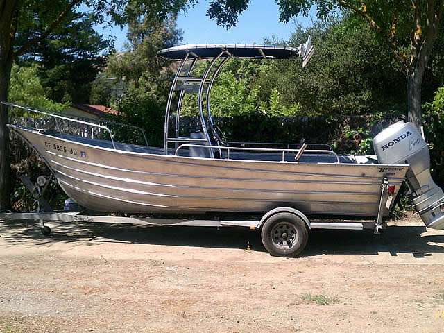 1989 BAYRUNNER center console boat with universal ttop by Stryker T-Tops installed
